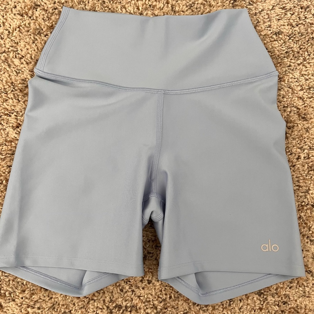NWT !!! ALO Yoga seashell blue short, XS